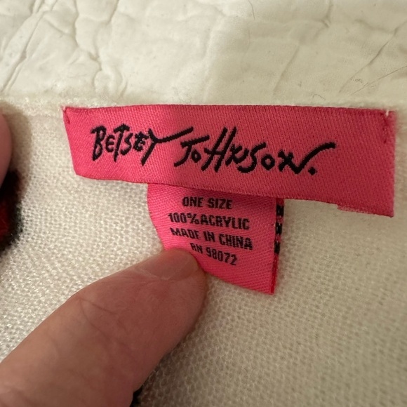 Betsey Johnson Lips and Lashes Scarf Wrap 28” X 80” - Picture 5 of 8